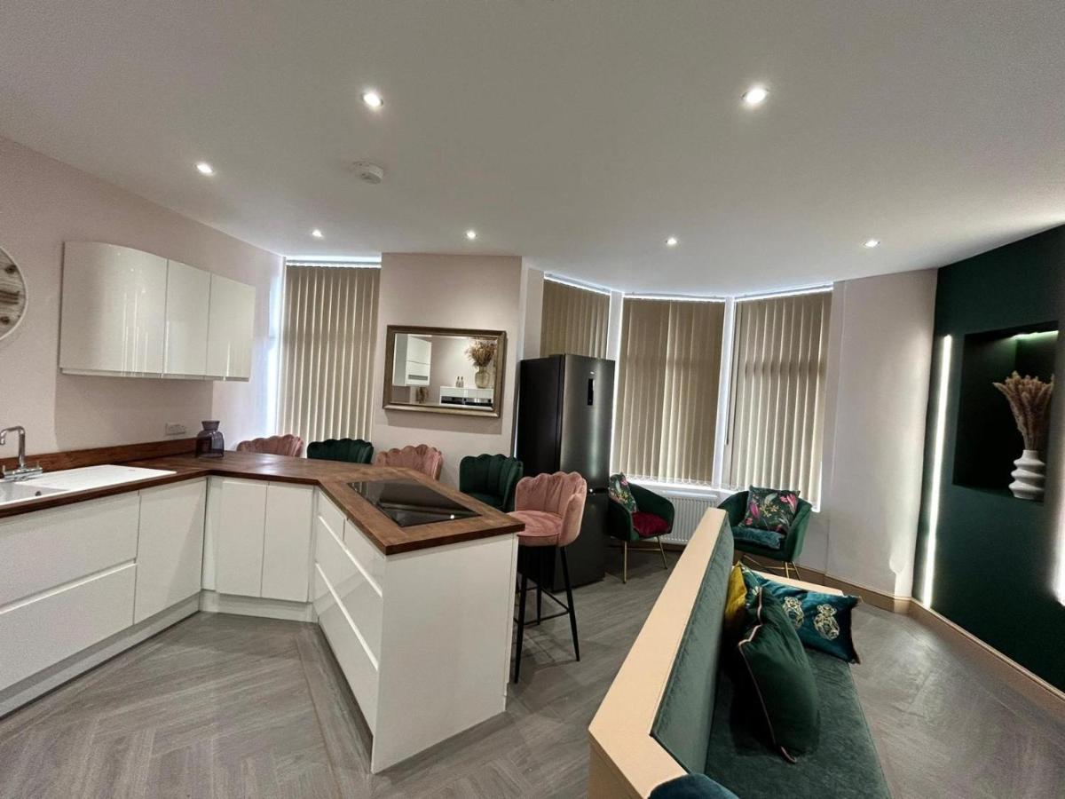 Strawberry Fields Suite By Sasco Apartments Blackpool Bagian luar foto
